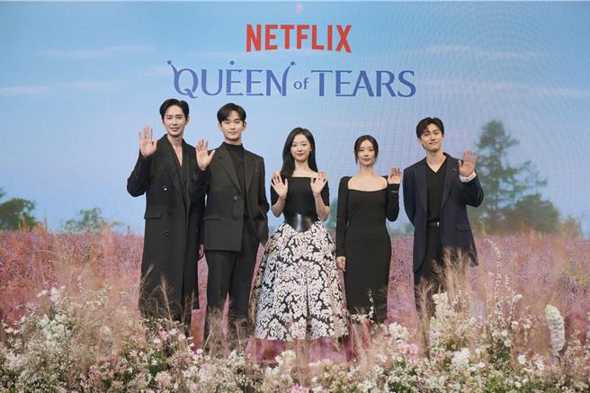 朴成焄（左起）、金秀賢、金智媛、李主儐、郭東延出席《淚之女王》記者會。（Netflix提供）