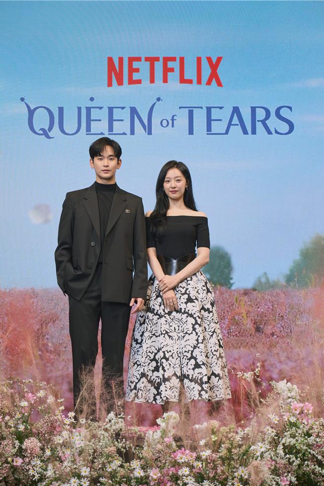 金秀賢（左）和金智媛在《淚之女王》中組成超高顏值夫妻檔。（Netflix提供）
