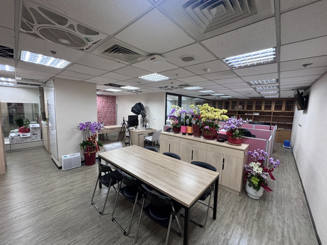 内部维持前任立委的装潢并未做更动，仅自费购买桌子，相当简约。（谢龙介办公室提供）