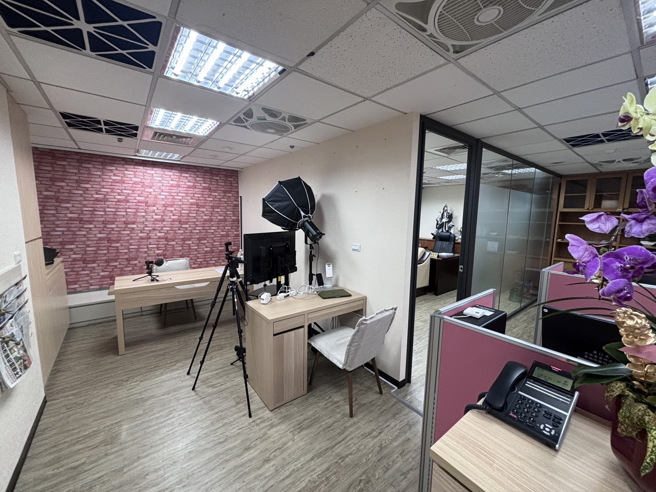 内部维持前任立委的装潢并未做更动，仅自费购买桌子，相当简约。（谢龙介办公室提供）