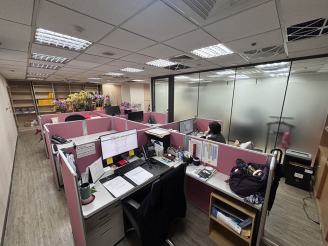 谢龙介透露，办公室壁纸也没有换掉。（谢龙介办公室提供）