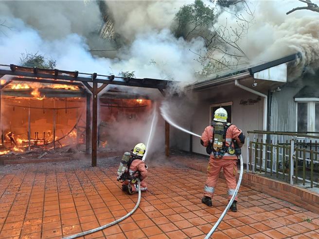 新竹市香山区中华大学行政大楼旁的校友会馆厨房，7日下午4点多发生火警。（新竹市消防局提供／王惠慧新竹传真）