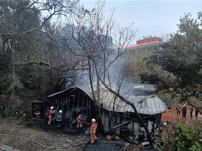 新竹市香山区中华大学行政大楼旁的校友会馆厨房，7日下午4点多发生火警。（新竹市消防局提供／王惠慧新竹传真）