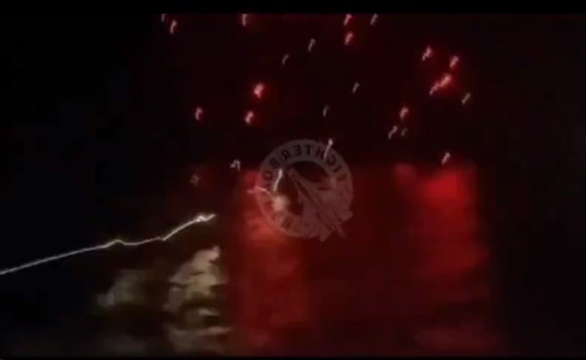  俄罗斯舰艇兵在暗夜中以机枪对神出鬼没的神风快艇射击，但精确度不佳，多数子弹在水面被弹开。(图/x)