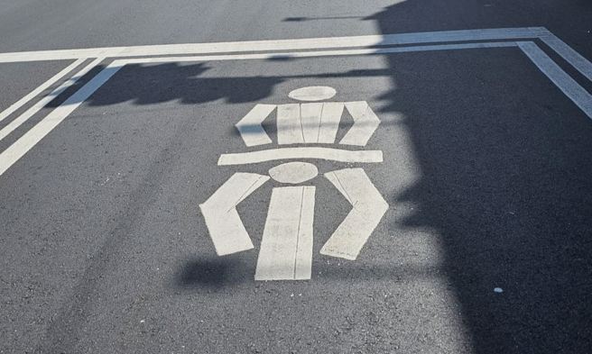 有女子因為第一次來台灣，常發現大馬路上出現「兩個人」的圖案，讓她感到很疑惑。（圖／翻攝自臉書笑圖.有梗廢文.好笑影片研究社）