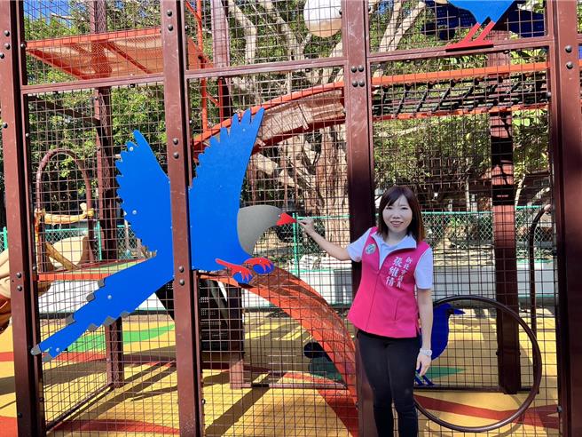 新北市议会民进党团新任总召张维倩表示，希望将担任总召的荣耀与喜悦跟苏贞昌分享，所以邀请他担任监交人。（新北市议员张维倩提供）