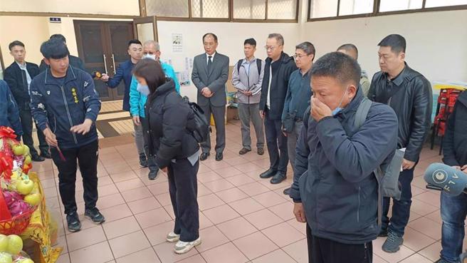 圖為陸船翻覆案死者家屬前往靈堂致祭。（本報資料照片）