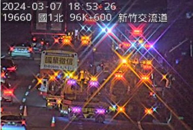 国道1号南向97公里处新竹交流道发生一起事故。（翻摄画面）