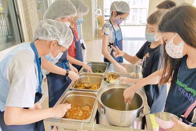 苏丹红食安风暴越演越烈，桃园市教育局6日宣布暂停学校午餐使用辣椒粉、咖哩粉，7日又宣布预防性暂停使用胡椒粉（含白胡椒、黑胡椒、椒盐粉）等辛香料3个月，也请学校加强查核各项午餐辛香料来源并请厂商出具来源证明。学生准备营养午餐。（非新闻相关资料照片）