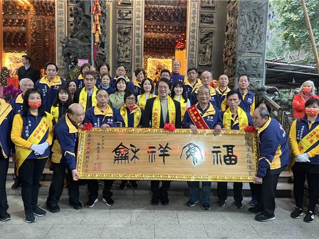 内政部长林右昌今到新北市板桥区深丘福德宫参拜并赠匾。（王扬杰摄）