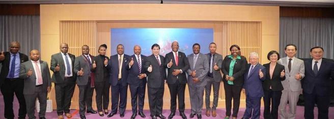 外交部长吴钊燮7日上午接见史瓦帝尼王国中央银行总裁蒙尼斯（Dr. Phil Mnisi）率领的访问团一行。（外交部提供）