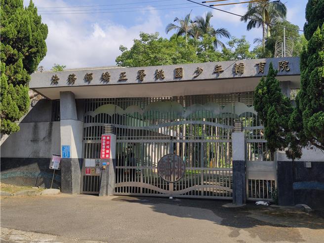 敦品中学7日有包商吃槟榔勘验浴厕磁砖剥落，经校方劝阻后代表保管槟榔，包商和学生起衝突，因此与施工人员衝突并动手砸车，所幸随即获得控制，并未扩大。（本报资料照片）