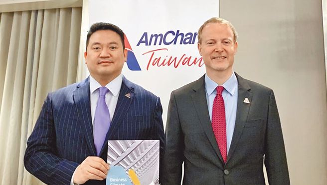 台灣美國商會理事長Dan Silver（右）與執行長林博智（Patrick P. Lin），發布台灣美國商會《2024年商業景氣調查》報告。（本報資料照／陳碧芬）