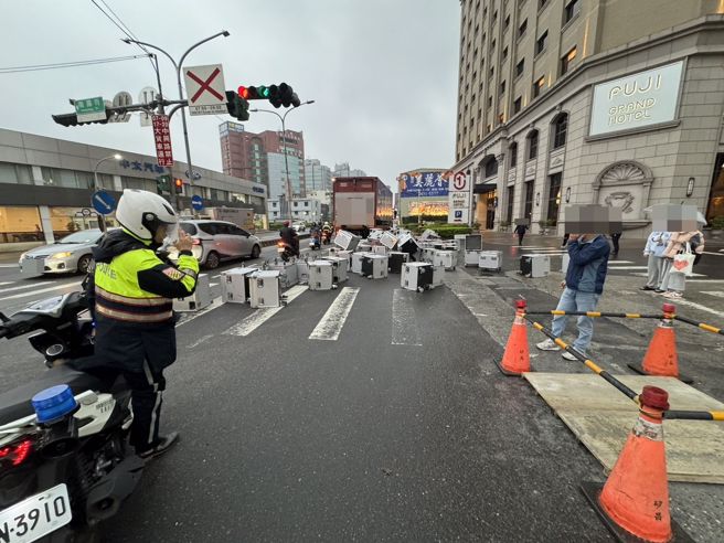 36岁潘姓司机驾驶的大货车于路口左转大同路时，120铁箱散落影响交通。（图／警方提供）