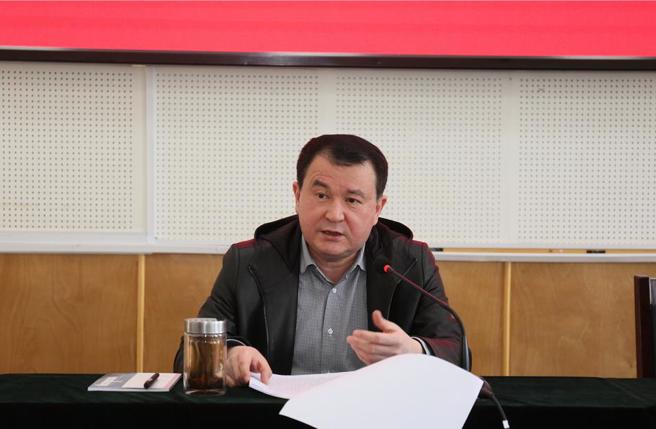 新疆代表团开放日驳斥灭绝维吾尔族文化谣言。图为新疆艺术剧院木卡姆艺术团团长地力下提．帕尔哈提。（天山网）