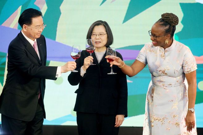 外交部7日举行113年外交部新春联欢晚会，外交部长吴钊燮（左起）、蔡英文总统、圣文森及格瑞那丁大使柏安卓一同向与会来宾敬酒致意。（杜宜谙摄）★《中时新闻网》关心您：饮酒过量，有碍健康。酒后不开车，安全有保障！