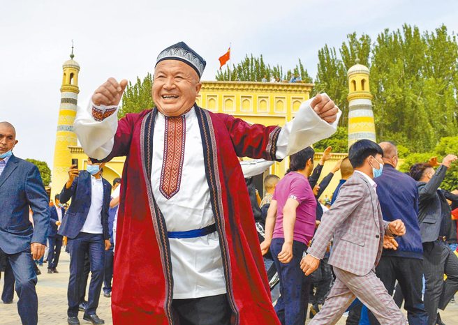 新疆代表团开放记者提问，人大代表驳斥灭绝维吾尔文化谣言。图为新疆各族群眾欢度肉孜节。（新华社）