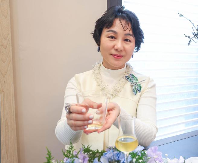 純鈦藝術珠寶AKA CHEN昨日在陽明山私宅舉辦茶席，茶師佩戴AKA CHEN珠寶，充滿文化藝術品味。（粘耿豪攝）