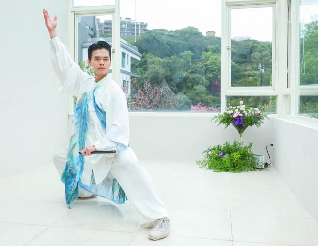 純鈦藝術珠寶AKA CHEN茶席上，邀請太極大師孫家閎表演武術。（粘耿豪攝）