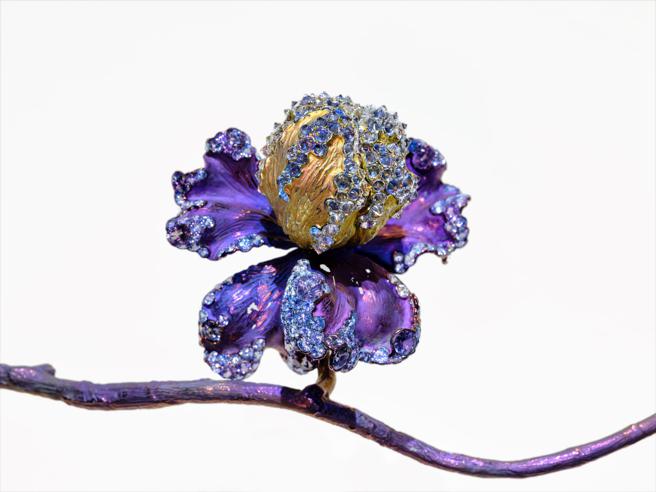 AKA CHEN純鈦藝術珠寶「牡丹」胸針。（AKA CHEN提供)