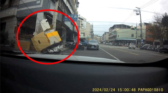 骑士载纸箱阻挡视线，从巷子出来直接撞击轿车后方。（翻摄爆料公社）