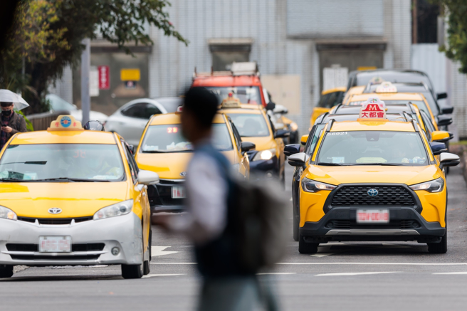 行政院会7日通过「行人交通安全设施条例」草案，明确规范中央及地方政府必须拟订行人交通安全设施推动及改善计画，并由建设、改善及维护行人交通安全设施，在国内建置安全、无碍及可连续通行的行人用路空间。（郭吉铨摄）