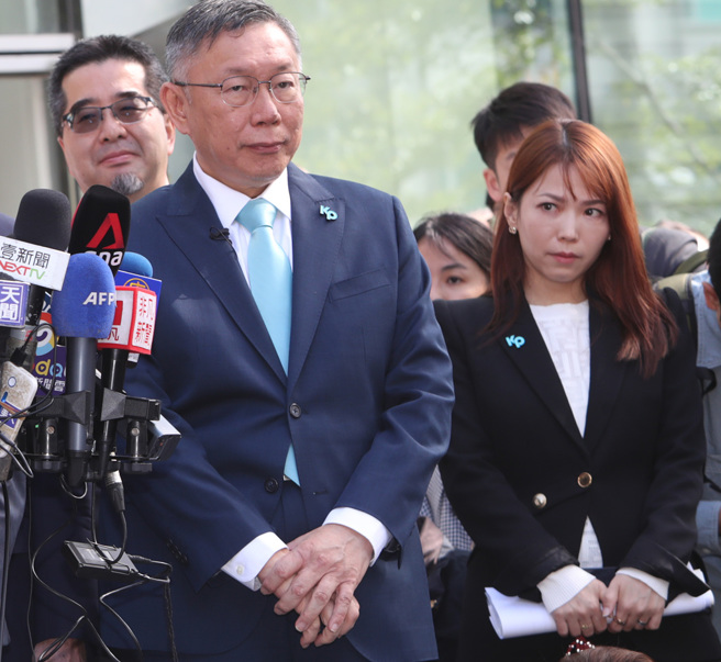 民眾黨主席柯文哲(中)聽信戰狼派意見，讓藍白合破局，郭正亮斷言他以後一定會後悔。（示意圖／資料照／鄭任南攝）