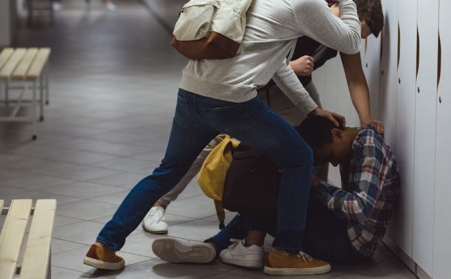 高中生霸凌影片疯传，逼下跪、抓头髮狂搧巴掌，校方回应了。（示意图：shutterstock／达志）