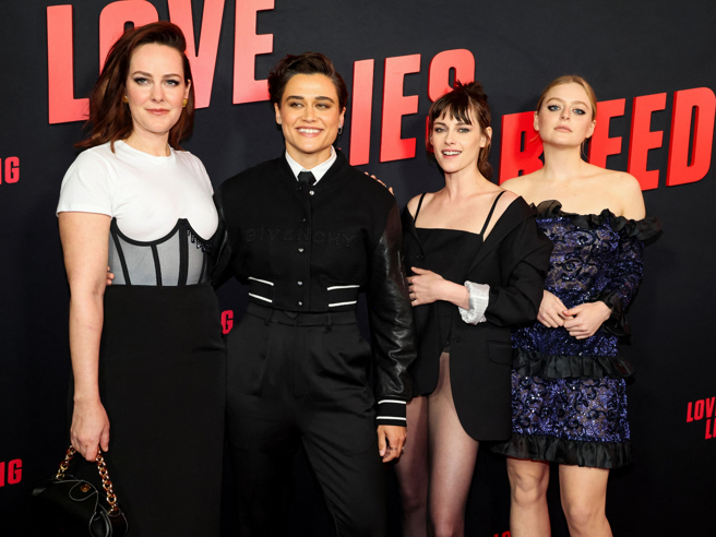 克莉丝汀史都华(右二)出席新电影首映会。（图／达志影像）