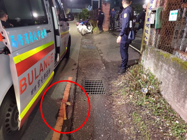 男子第一時間就被警方壓制帶回，地上留下犯案的園藝鋤。（翻攝畫面）