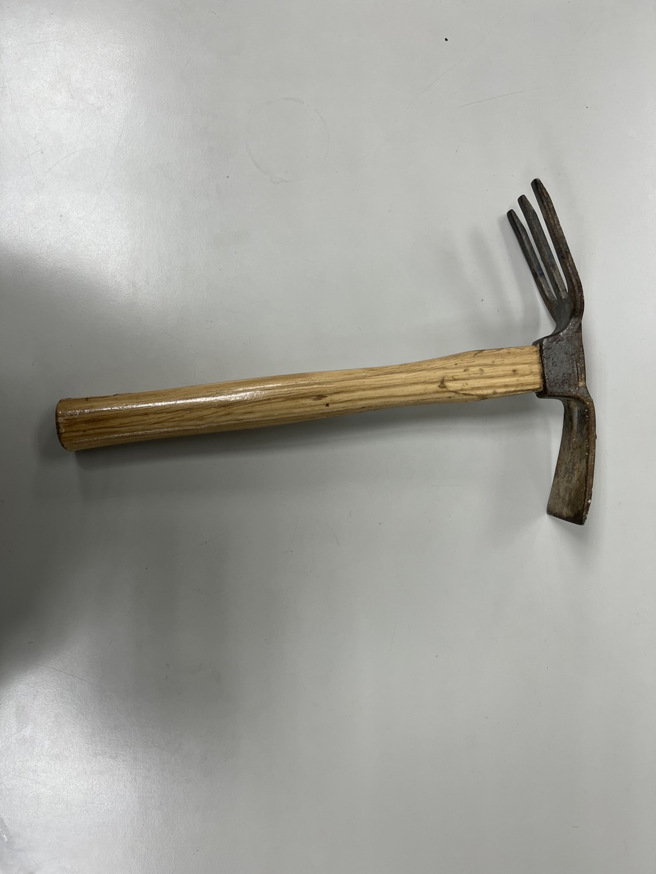 男子犯案的園藝鋤，已被警方帶回採證。（翻攝畫面）