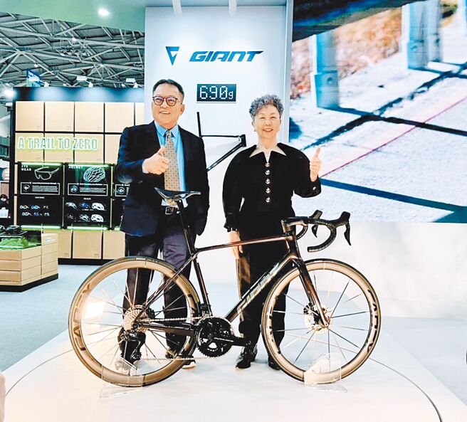 巨大集团董事长杜綉珍（右）、执行长刘涌昌（左）预估，欧美市场库存最慢第三季就会回到正常水位！图／曾丽芳