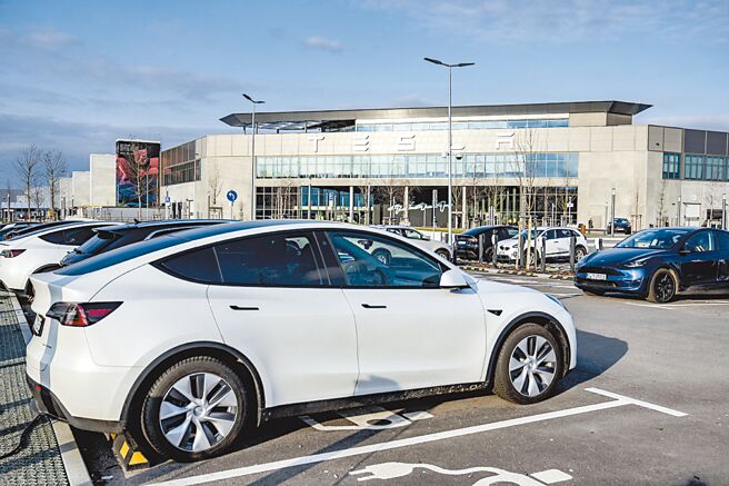 特斯拉位在柏林的「超级工厂」因极左派环保团体纵火抗议而受到波及。图／美联社