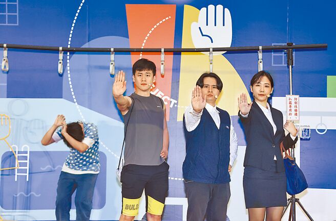 台北市長蔣萬安6日率領市府局處首長、企業，在國際婦女節前夕一起高喊「台北新界線要尊重、敢拒絕」，並透過行動短劇凸顯《性騷擾防治法》新法修法重點。（羅永銘攝）