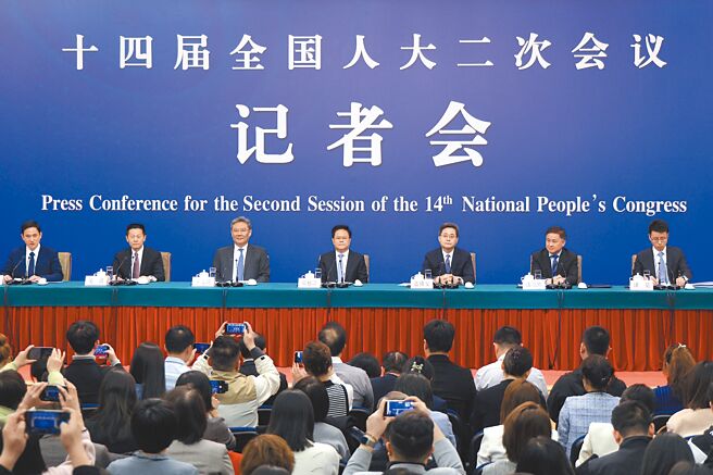 中國人民銀行行長潘功勝6日在「兩會」經濟主題記者會上，稱目前銀行業存款準備率平均是7％，後續仍有降準空間。（中新社）