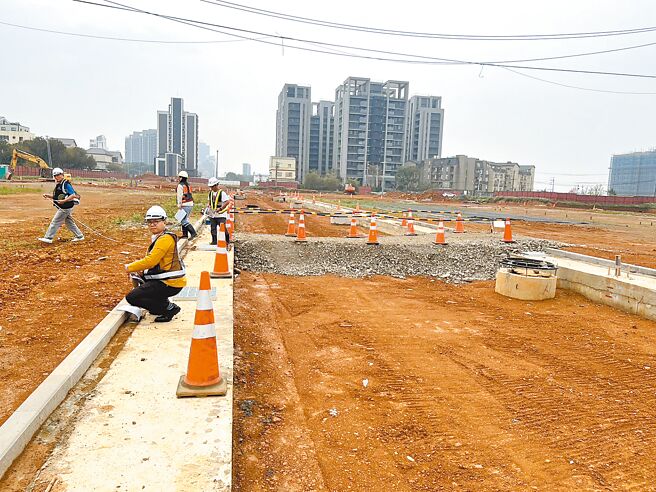 桃园航空城长者徵收户陆续收到公文，称失去老农津贴、老年年金请领资格。图为安置街廓工程施工中。（市议员徐其万提供／蔡明亘桃园传真）