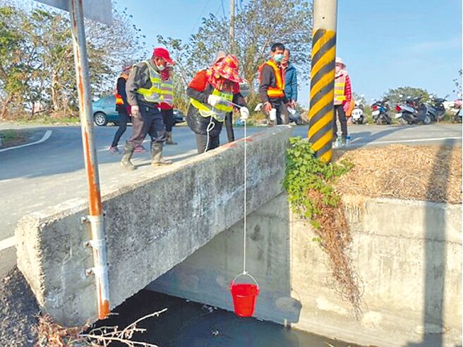 彰化县环保局为改善东螺溪畔水环境，透过科技执法及整合36支水环境巡守队，严抓违法废水排放。（彰化县环保局提供／孙英哲彰化传真）