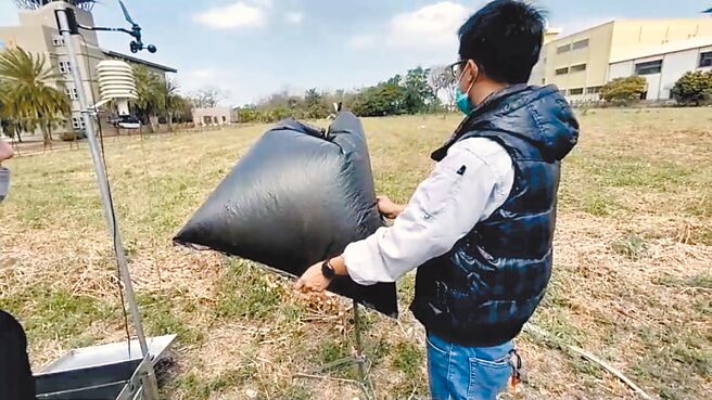 雲林縣環保局3年來多次前往斗六市郊一處大型養豬場採樣周界空氣，異味檢測值超出標準。（雲林縣環保局提供／周麗蘭雲林傳真）