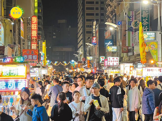 高市府對接大型演唱會推出「加食延暢」專案，延長歌迷停留高雄的時間。圖為六合夜市迎來演唱會商機，人潮絡繹不絕。（高市經發局提供／柯宗緯高雄傳真）