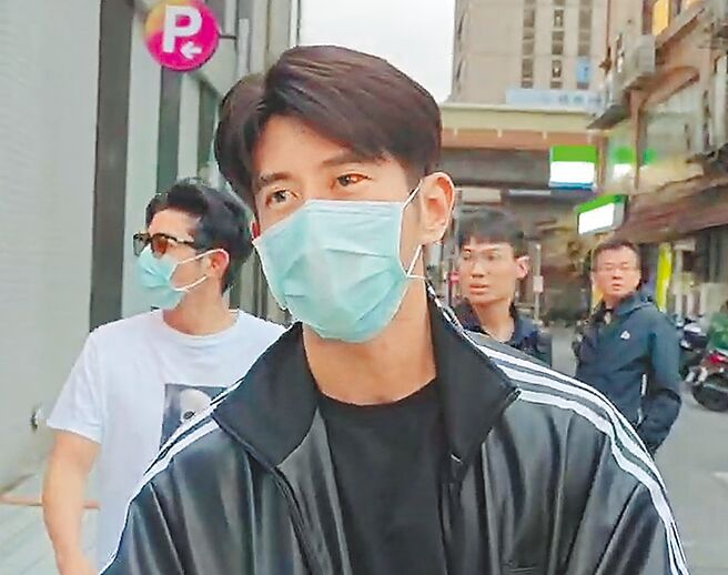 修杰楷在KTV衝突中眼角掛彩。（民眾提供，陳君瑋翻攝）