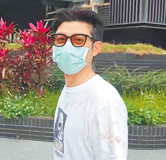 王柏傑身上衣服還留有血跡。（民眾提供，陳君瑋翻攝）