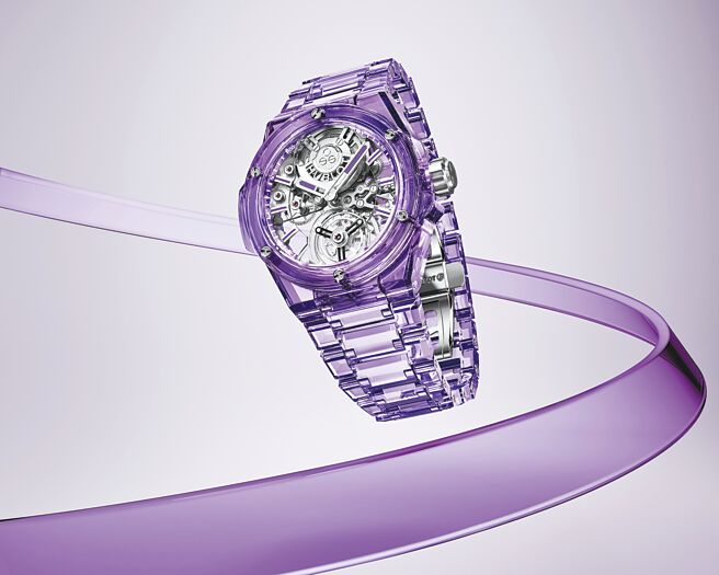 蓝宝石水晶技术领先表坛的宇舶表，在今年一开春推出一款Big Bang Integrated紫色蓝宝石陀飞轮腕表，表壳与表带皆採用蓝宝石水晶，1697万5000元，限量10只。（HUBLOT提供）