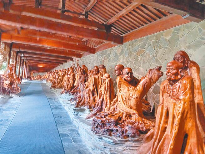 浙江開化根博園「根宮佛國」的阿羅漢，每一尊皆栩栩如生，精雕巧藝如有神。（汪詠黛攝）