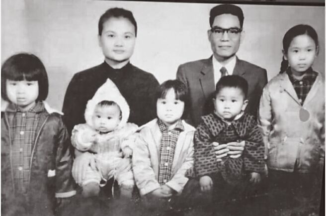 父親隻身來台，在台中與母親相識相戀共結連理，養育三女兩男（逸萍、淑華、詠黛、旭濤、鳴濤）。他的自傳結語是：「一門碌碌，無善可述，惟樂天知命，融融和樂，尚堪自慰。」（照片提供／汪詠黛）