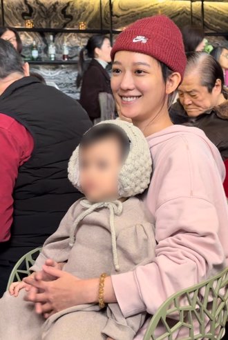 孟耿如首帶「黃玉米」公開露面 女兒被閃光嚇哭了！