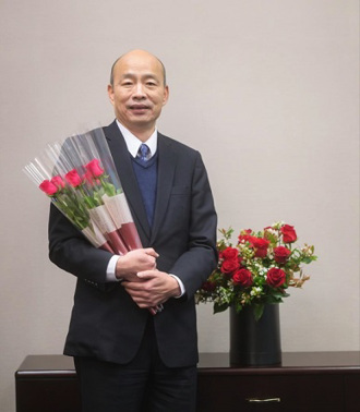 暖送女立委「一盆玫瑰花」  韓國瑜再捧花束獻給所有女性