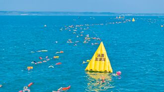 泳渡澎湖灣擅改期 網上罵翻天