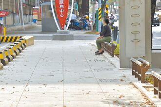 累了就坐 高市首創座椅式護欄