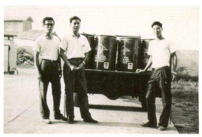 1967年长兴化学的合成树脂首度外销到越南，左起为协理邱宪臣、同仁柳世猛、陈顺雄。（图／长兴材料提供）
