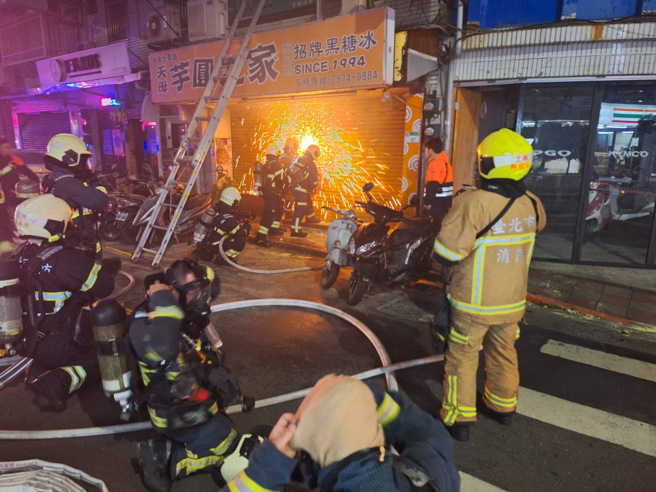 天母知名冰品店「芋圆之家」凌晨火警！消防抢救疏散4人。(叶庭欣/翻摄)